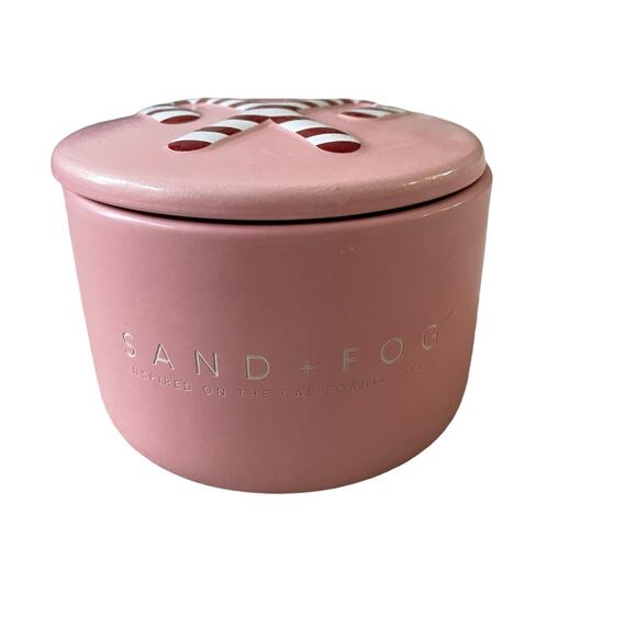 Sand & Fog Crushed Candy Cane Scented Christmas Candle with Holiday Lid 150z New - Picture 10 of 16